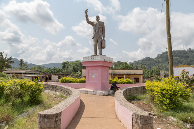 Une statue de l&rsquo;ind&eacute;pendantiste camerounais Ruben Um Nyob&egrave;, &agrave; Eseka, au Cameroun, en 2019.