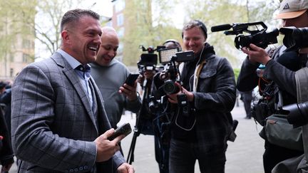 Tommy Robinson devant le Palais de justice de Westminster, &agrave; Londres, le 22 avril 2024. (ADRIAN DENNIS / AFP)