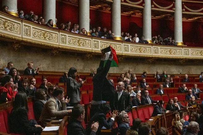 , Le d&eacute;put&eacute; LFI qui avait brandi un drapeau palestinien &agrave; l&rsquo;Assembl&eacute;e menac&eacute; de mort, une enqu&ecirc;te ouverte