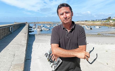 Xavier Dubois, habitant de Plouharnel, a fond&eacute; les Editions Menhir en 2011. En plus d'&eacute;diter de nombreux ouvrages, il continue d'&eacute;tudier et d'&eacute;crire sur l'histoire de la Baie de Quiberon.