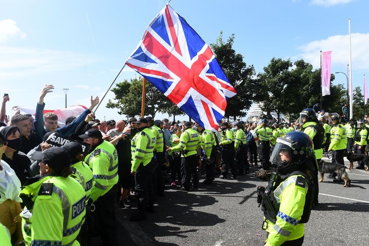Nouvelle journ&eacute;e de violences entre police et manifestants d'extr&ecirc;me droite au Royaume-Uni