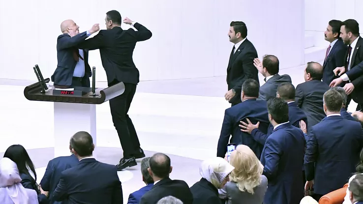 Violence in&eacute;dite au Parlement turc : Deux d&eacute;put&eacute;s bless&eacute;s lors d&rsquo;une bagarre