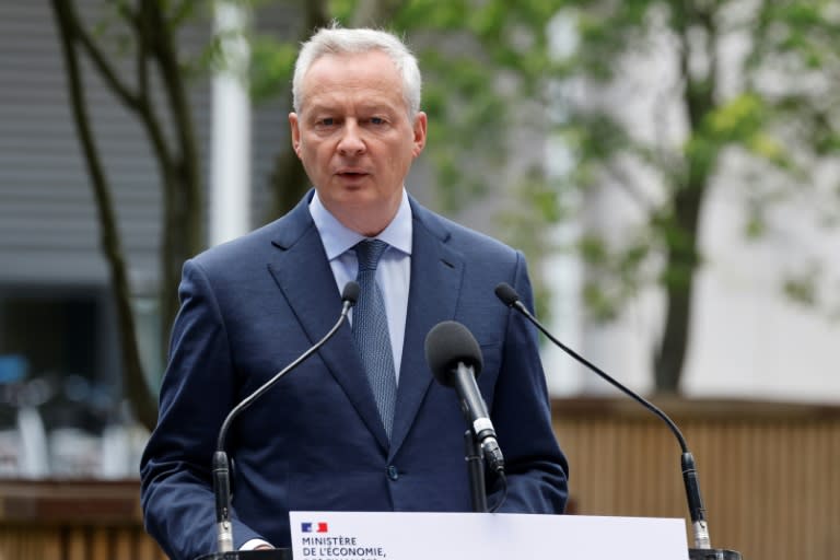 Le ministre sortant de l'Economie Bruno Le Maire (c) s'adresse &agrave; ses coll&egrave;gues &agrave; l'occasion de son d&eacute;part de Bercy, le 12 septembre 2024 &agrave; Paris (Ludovic MARIN)