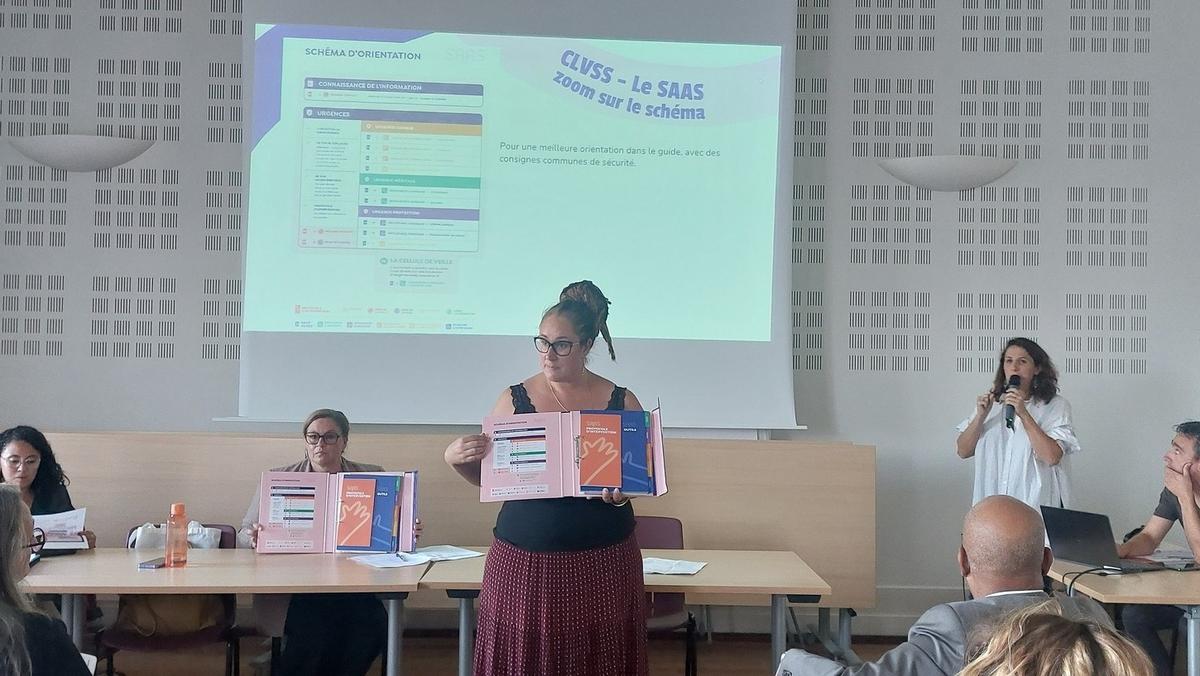Amandine et C&eacute;lia pr&eacute;sentent le nouvel outil de lutte contre les violences sexuelles et sexistes