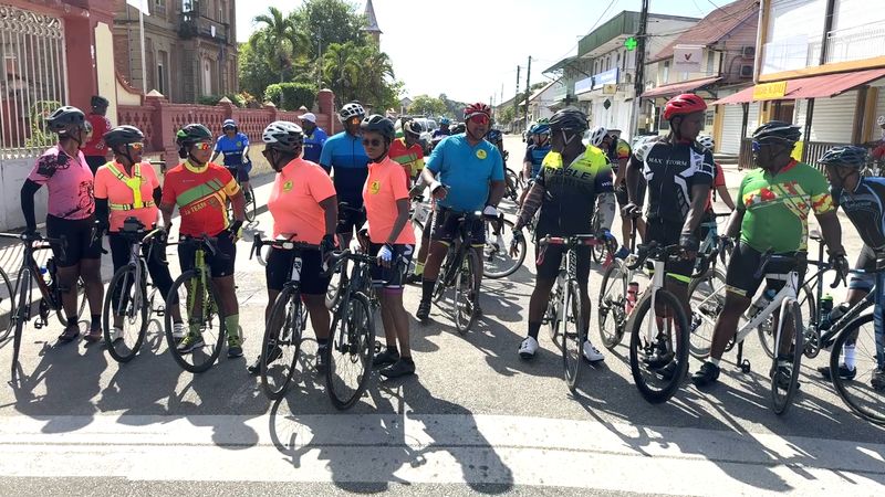 Les cyclistes de la Team 973 se rassemblent en centre-ville de Saint-Laurent-du-Maroni pour d&eacute;buter leur manifestation pacifique, r&eacute;clamant plus de respect pour leur pratique