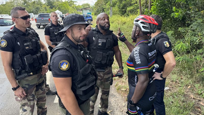&Eacute;changes anim&eacute;s entre les membres de la Team 973 et les forces de l'ordre, les cyclistes insistent sur leur droit &agrave; pratiquer leur sport en toute s&eacute;curit&eacute;