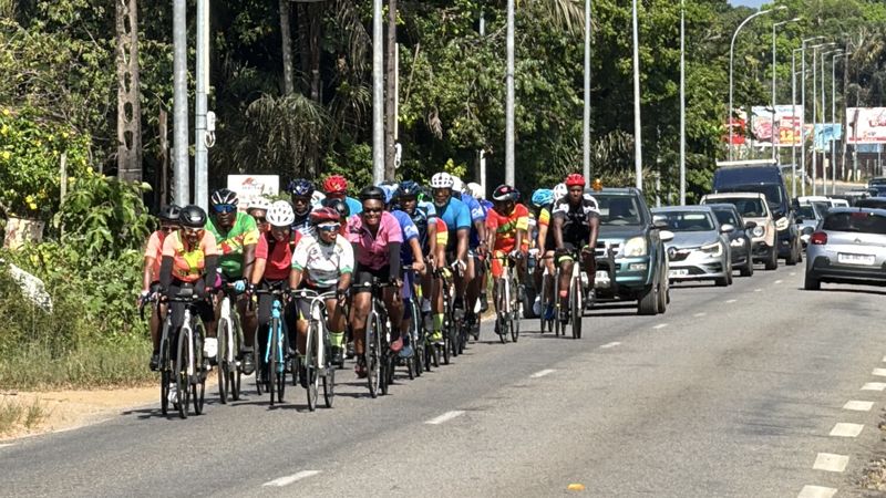 Les cyclistes de la Team 973 d&eacute;filent sur la RN1 en signe de solidarit&eacute;, revendiquant leur droit &agrave; circuler en toute s&eacute;curit&eacute; apr&egrave;s l&rsquo;incident de samedi.