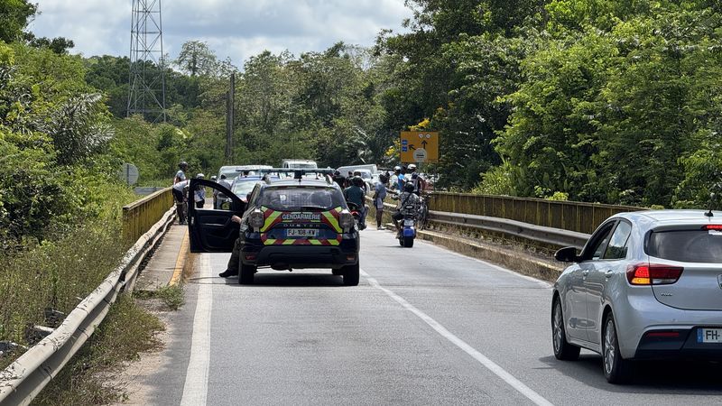 Un embouteillage s&rsquo;est form&eacute; sur le pont Margot alors que les gendarmes contr&ocirc;lent les cyclistes de la Team 973, venus exprimer leur m&eacute;contentement suite &agrave; l&rsquo;intervention du samedi.