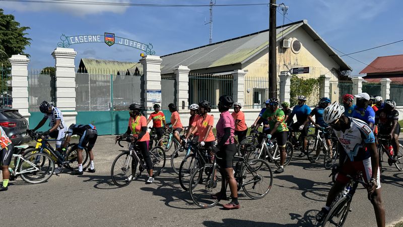 Arr&ecirc;t symbolique devant la caserne Joffre : les cyclistes de la Team 973 manifestent pacifiquement et r&eacute;clament un dialogue avec les autorit&eacute;s apr&egrave;s l&rsquo;incident de la veille