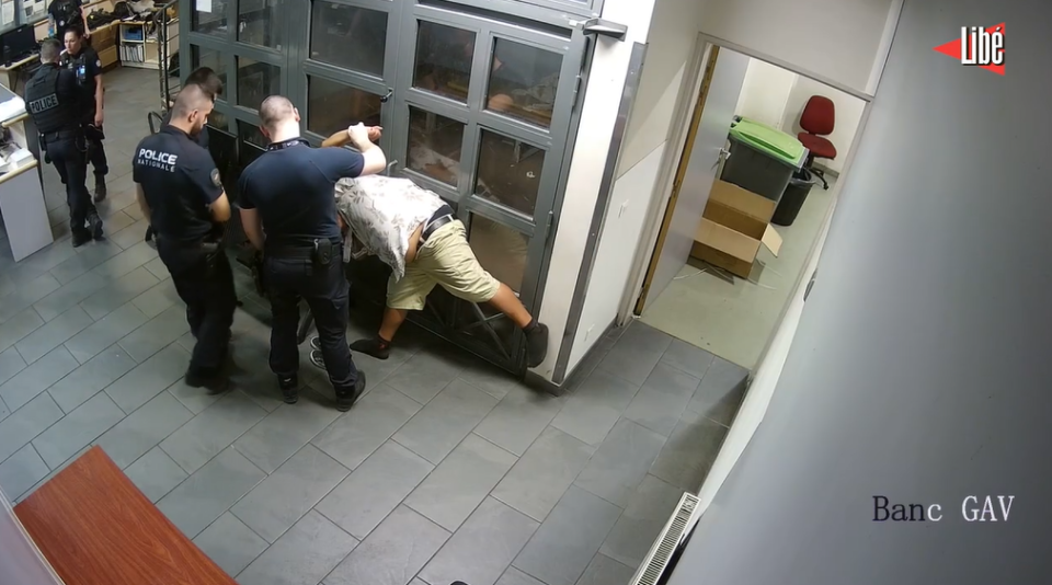 Des policiers passent &agrave; tabac un homme en garde &agrave; vue, les images &laquo; insoutenables &raquo; indignent la gauche.