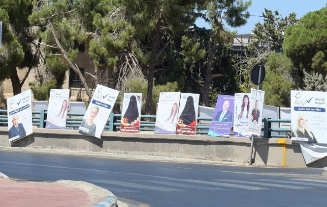 Des affiches de campagne des candidats aux &eacute;lections parlementaires, &agrave; Amman, le 7 septembre 2024.