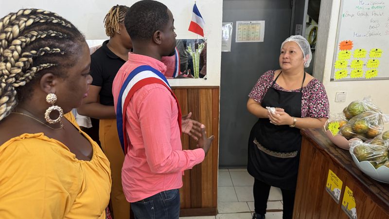 Les &eacute;lus &eacute;changent avec Anne dans son restaurant, l'un des commerces touch&eacute;s par la recrudescence de la violence.