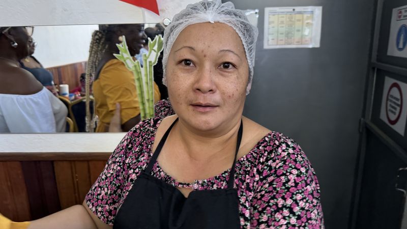 Anne, g&eacute;rante du restaurant asiatique agress&eacute;e, partage son t&eacute;moignage lors de la visite des &eacute;lus.