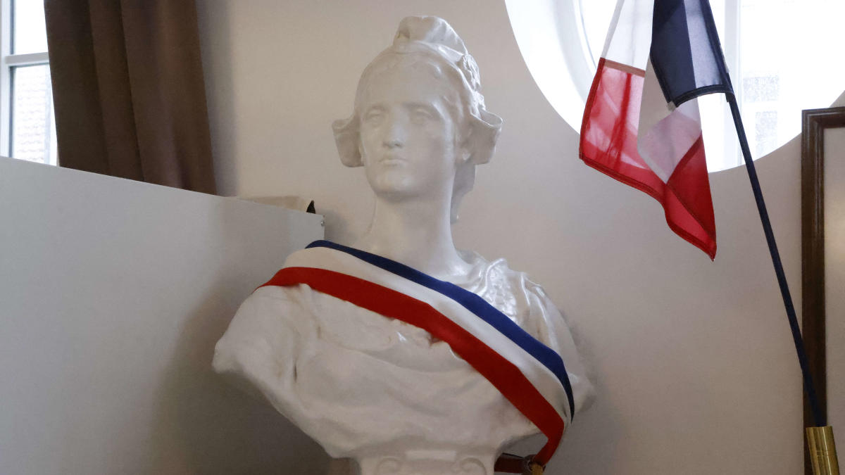, L&rsquo;agression au couteau du maire de Saint-Brieuc provoque l&rsquo;indignation g&eacute;n&eacute;rale des politiques