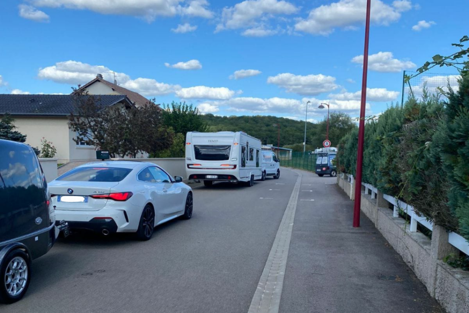 Un cort&egrave;ge d'une vingtaine de caravanes s'est finalement install&eacute; &agrave; Kuntzig, avant d'avoir &eacute;t&eacute; bloqu&eacute; un temps par le maire.