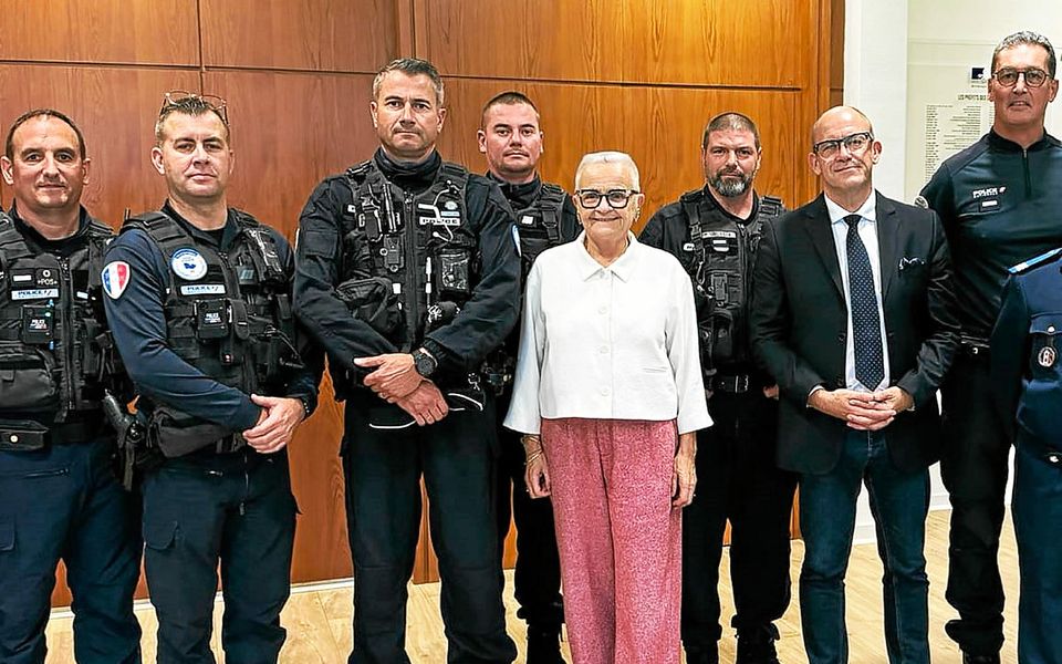 Six policiers briochins sont intervenus alors qu&rsquo;un homme arm&eacute; d&rsquo;un couteau mena&ccedil;ait le maire Herv&eacute; Guihard, jeudi 26&nbsp;septembre. Ils ont &eacute;t&eacute; re&ccedil;us en pr&eacute;fecture, ce lundi 30&nbsp;septembre, par la ministre d&eacute;l&eacute;gu&eacute;e Fran&ccedil;oise Gatel, aux c&ocirc;t&eacute;s de leurs homologues de la police municipale.
