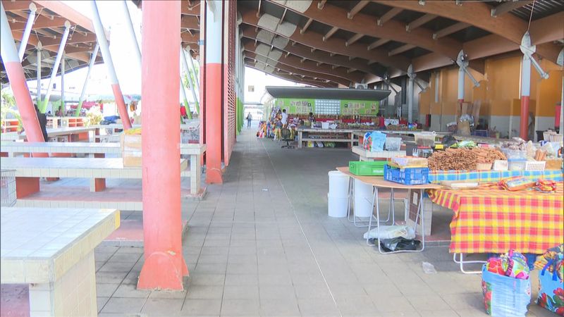 March&eacute; de Basse-Terre, sur le front de mer.