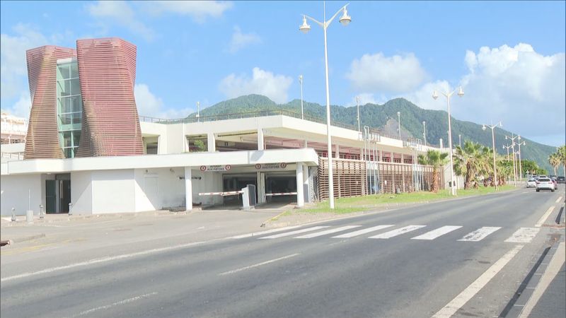 Parking Horizon, sur le front de mer de Basse-Terre.