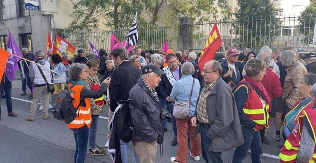 photo le jeudi 5&nbsp;septembre une centaine de personnes &eacute;tait venue devant le commissariat de quimper (finist&egrave;re), pour soutenir les deux &eacute;lus auditionn&eacute;s. &copy; ouest-france 