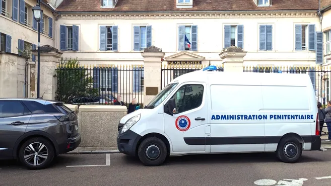 Alcoolis&eacute;s, &agrave; Sens, ils fuient le contr&ocirc;le de police et filment la course-poursuite : un conducteur et son passager condamn&eacute;s