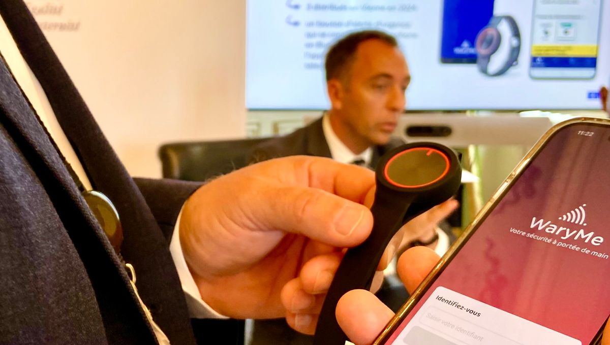 , Violence contre des &eacute;lus locaux : cinq bracelets d&rsquo;alerte distribu&eacute;s dans la Vienne