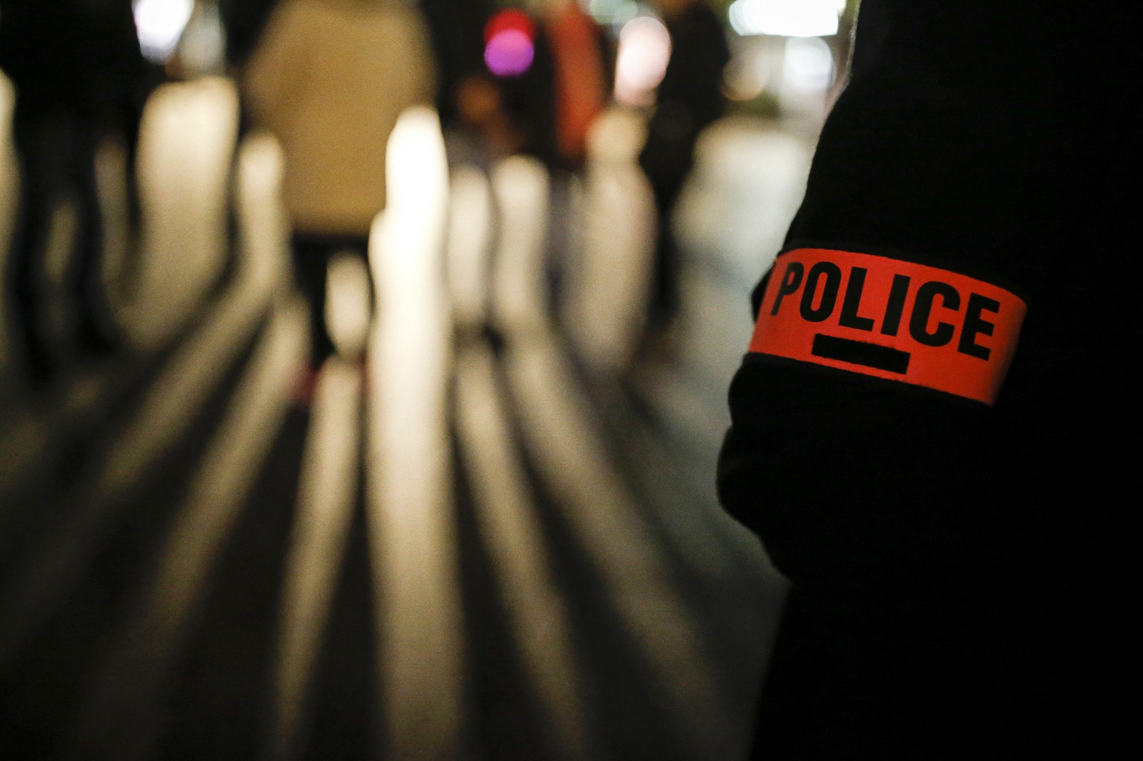 , Violences polici&egrave;res : les images d&rsquo;un homme rou&eacute; de coup dans un commissariat parisien r&eacute;voltent la gauche