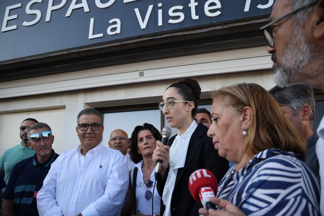 Un rassemblement citoyen est organis&eacute; le 22 ao&ucirc;t 2024 apr&egrave;s l&rsquo;agression d&rsquo;une m&eacute;decin, Sara Hambli (au centre) dans son cabinet &agrave; La Viste &agrave; Marseille.