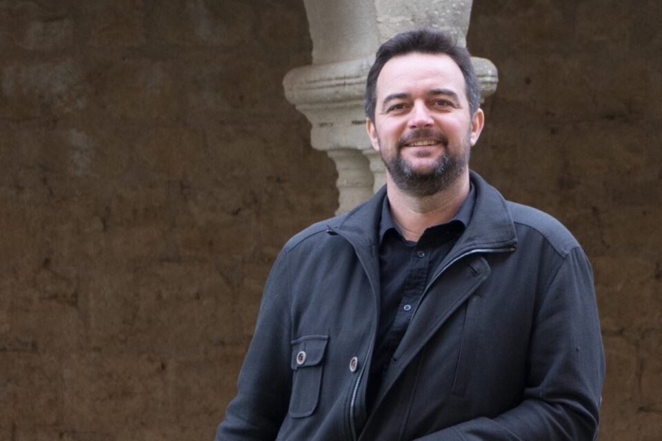 C&eacute;dric Gerbeau, maire de Saint-Macaire (Gironde) depuis les &eacute;lections municipales de mars 2020, a &eacute;t&eacute; agress&eacute; par une famille enti&egrave;re, cette semaine. Il est profond&eacute;ment marqu&eacute; et a aujourd&rsquo;hui peur pour sa famille.