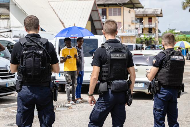 Des policiers montent la garde lors d&rsquo;une op&eacute;ration de nettoyage d&eacute;cid&eacute;e par les autorit&eacute;s &agrave; la suite de l&rsquo;assassinat en plein jour d&rsquo;un pharmacien &agrave; Saint-Laurent-du-Maroni, le 3&nbsp;mai&nbsp;2024.