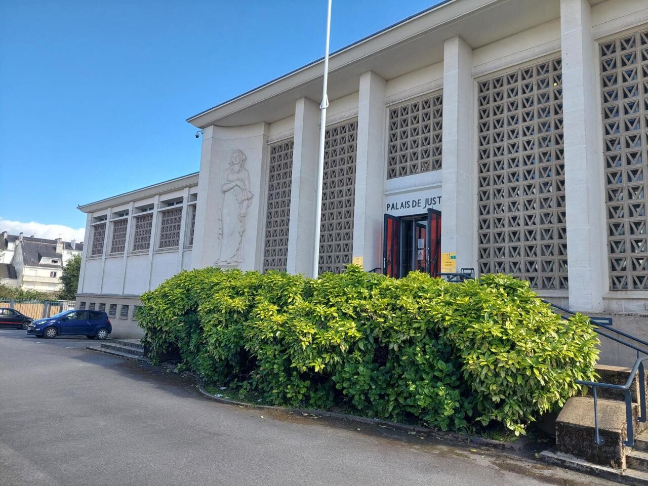 , Insult&eacute;, menac&eacute;, le maire de cette commune de Loire-Atlantique invite son jeune administr&eacute; &agrave; se faire aider