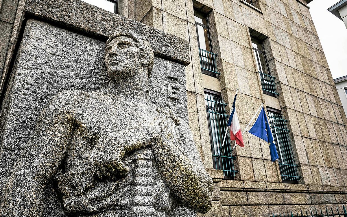 , Pr&egrave;s de Morlaix, il avait insult&eacute; et menac&eacute; de mort deux gendarmes : quatre mois de prison ferme