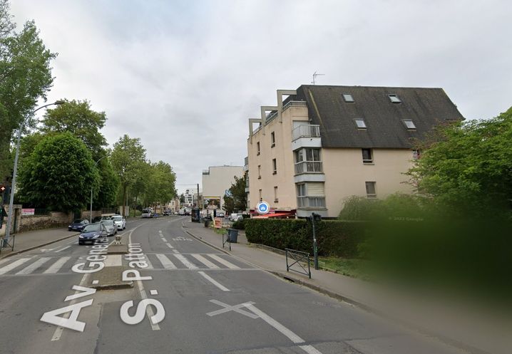 Sur cette vue de Google Maps de l'avenue Patton, on distingue clairement le b&acirc;timent, et ses trois arches, que l'on voit sur la vid&eacute;o.e.