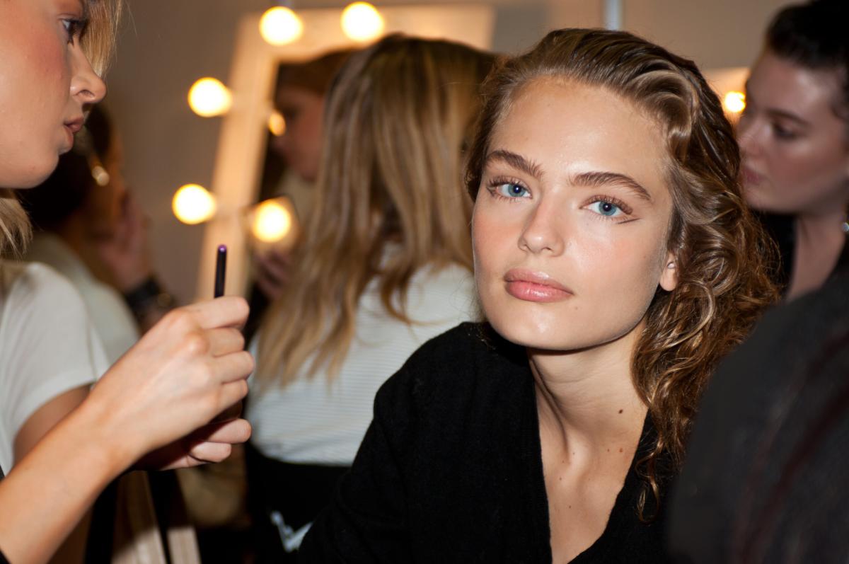 , Selon cette facialiste, en r&eacute;alisant ces massages du visage matin et soir vous pouvez r&eacute;duire rides et ridules, sans injections