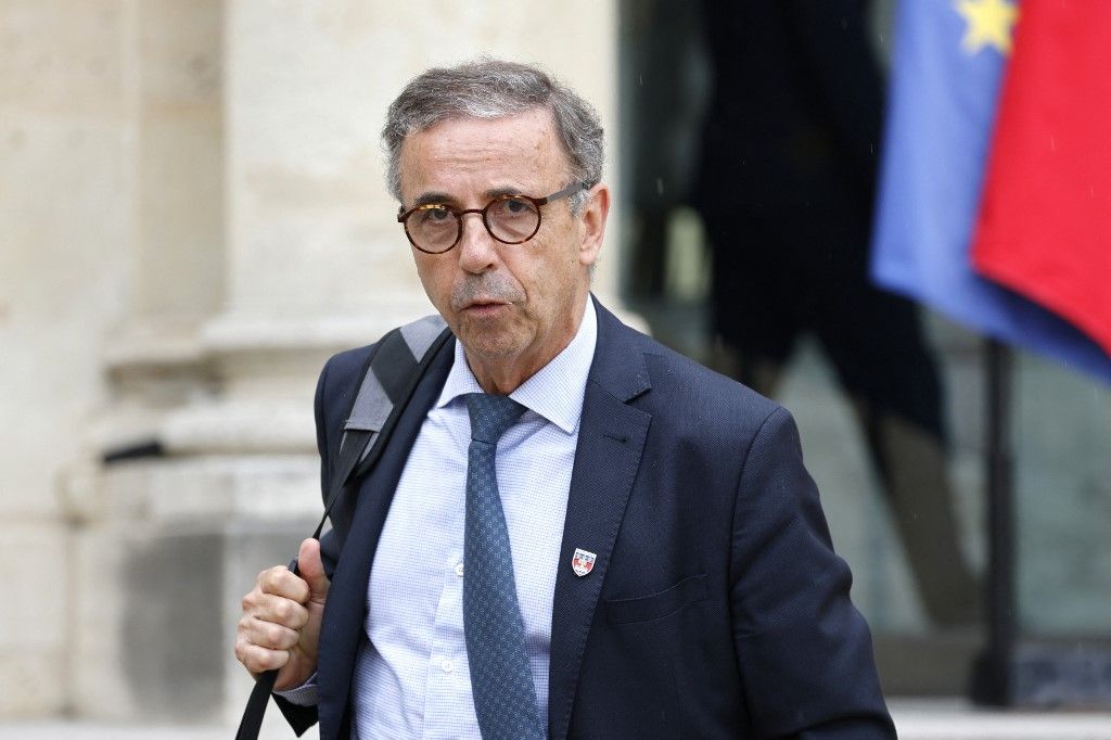 , Armes l&eacute;tales pour la police de Bordeaux : le maire &eacute;colo Pierre Hurmic mange son chapeau