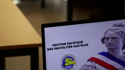 Les &eacute;lus locaux sont r&eacute;unis en ce moment au Congr&egrave;s des maires &agrave; Paris. Ils d&eacute;noncent notamment les violences auxquelles ils sont de plus en plus confront&eacute;s. Pour se pr&eacute;munir de ces agressions, les &eacute;lus b&eacute;n&eacute;ficient de formations dispens&eacute;es par les gendarmes.