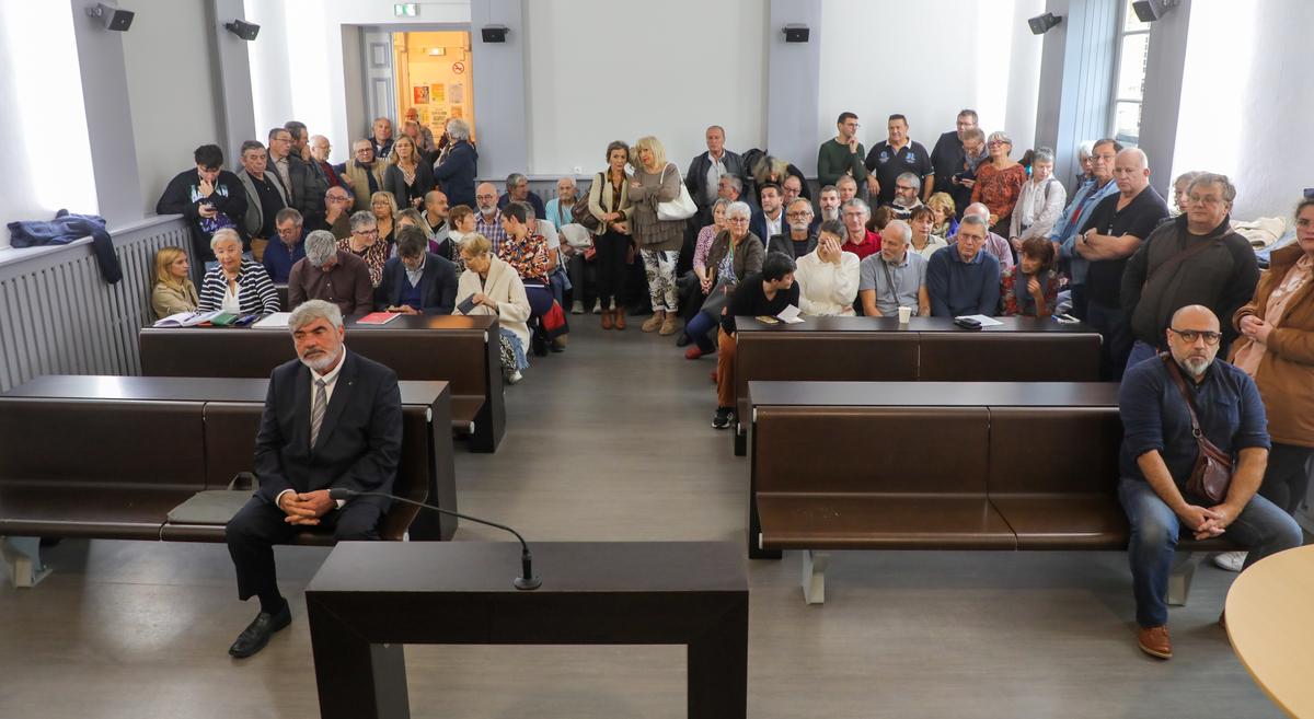 , Proc&egrave;s du maire de Pouillon : une centaine de personnes au soutien des victimes devant le tribunal de Dax