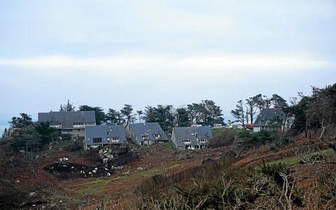 Sur le sentier c&ocirc;tier de Douarnenez, l&rsquo;ancienne colonie de vacances est squatt&eacute;e depuis de nombreuses ann&eacute;es. L&rsquo;agresseur au marteau a &eacute;t&eacute; exclu de cette propri&eacute;t&eacute; il y a quelques mois et r&eacute;sidait depuis dans son camping-car d&eacute;labr&eacute;.