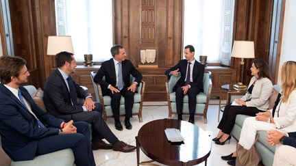 Bachar al-Assad (au centre c&ocirc;t&eacute; droit) rencontre Thierry Mariani (au centre c&ocirc;t&eacute; gauche), membre du Rassemblement national (RN) et du le Parlement europ&eacute;en, &agrave; Damas, la capitale syrienne. (- / SANA)