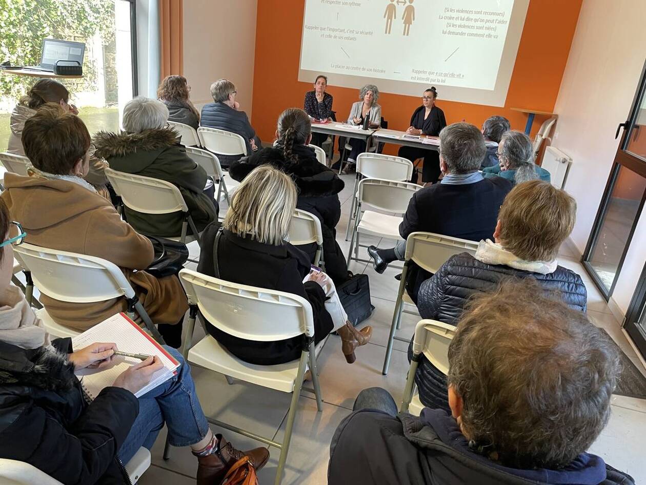 Sophie Legrand, Elsie Riou et Nathalie Ca&euml;r ont anim&eacute; un atelier de sensibilisation sur les violences conjugales &agrave; destination d&rsquo;&eacute;lues et de secr&eacute;taires de mairie.
