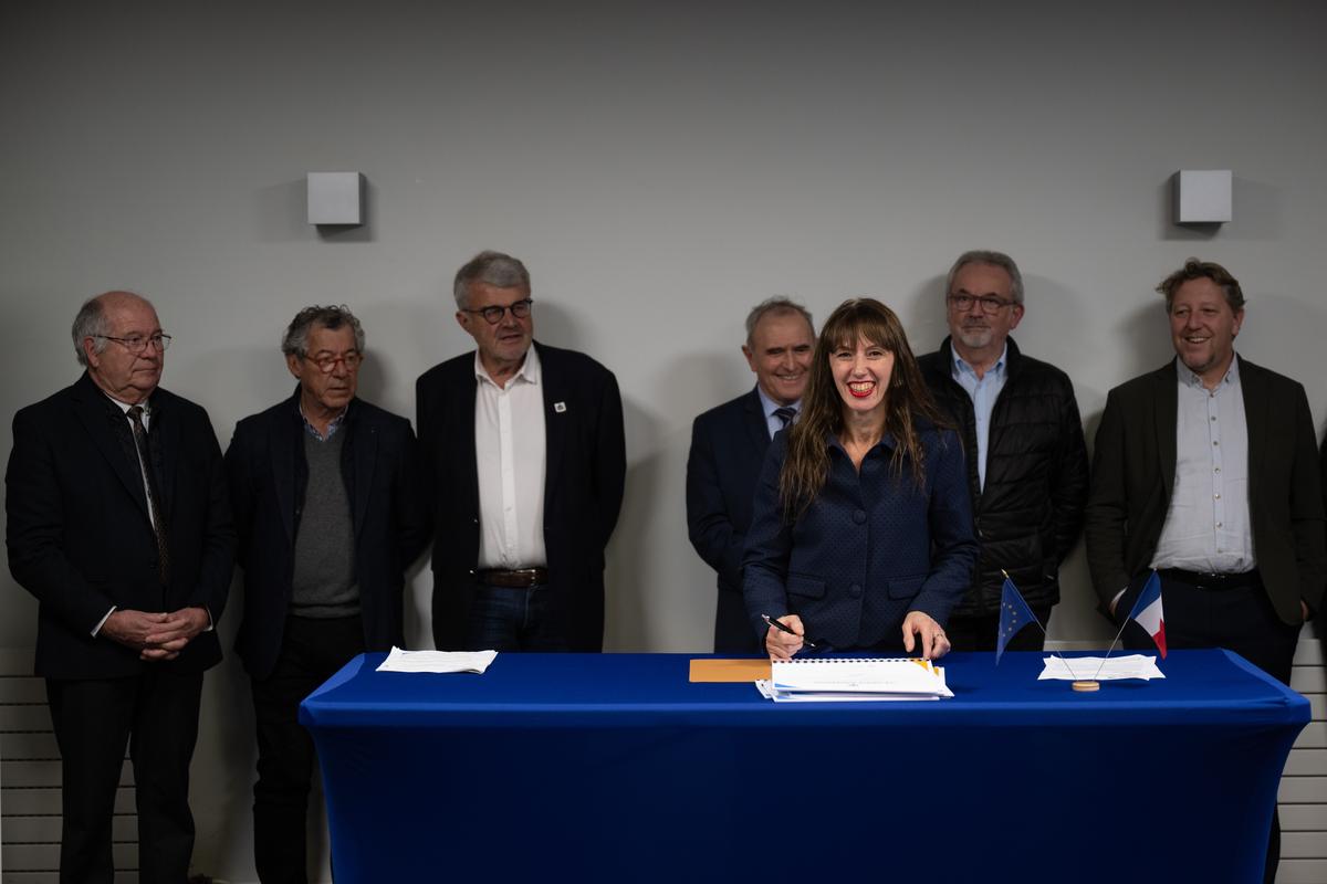 Signature de la Charte europ&eacute;enne pour l&rsquo;&eacute;galit&eacute; des femmes et des hommes dans la vie locale par les &eacute;lus de l&rsquo;agglom&eacute;ration rochelaise, le 5&nbsp;d&eacute;cembre dernier. Cherchez l&rsquo;erreur&nbsp;!