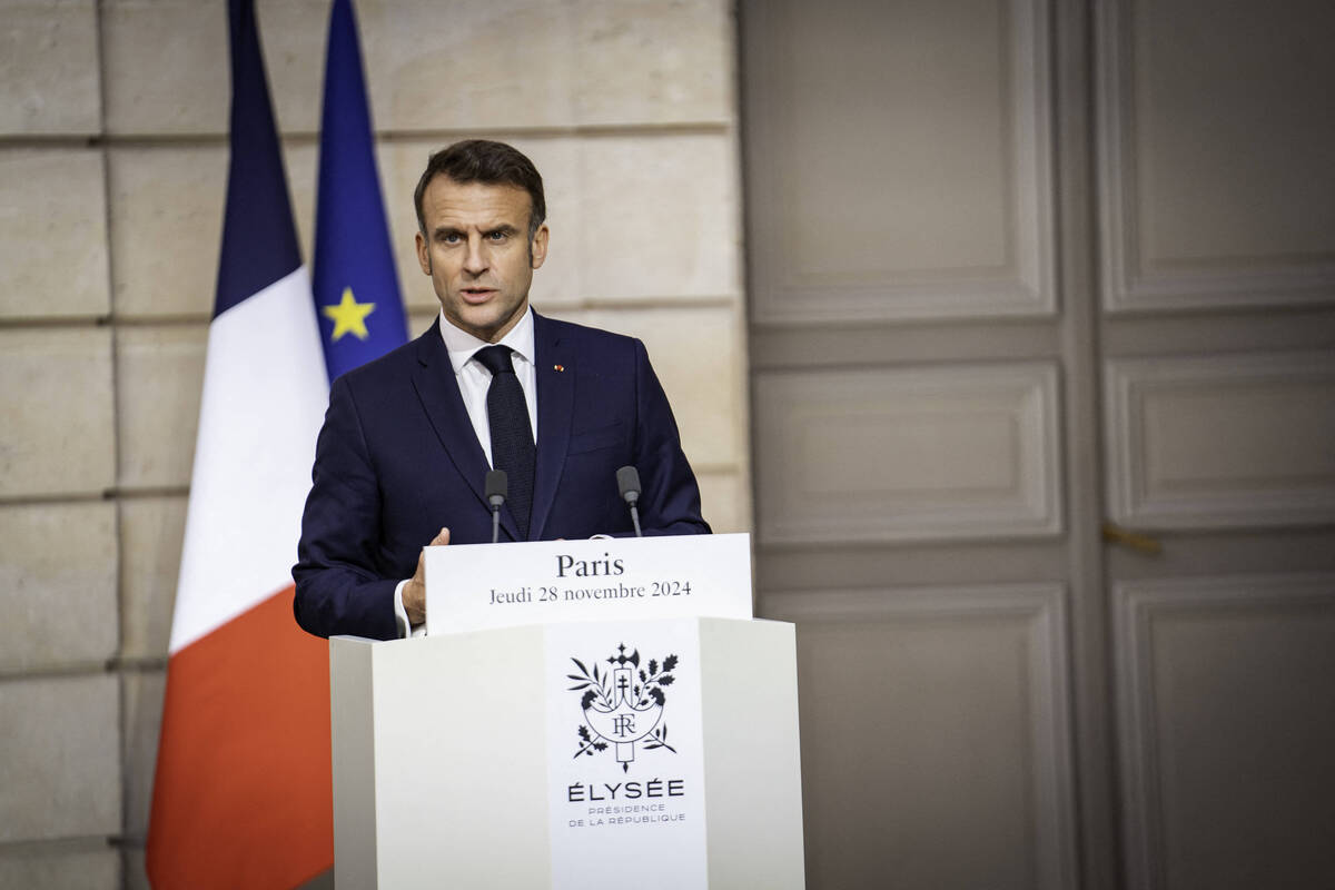 , Emmanuel Macron : &ldquo;&eacute;lu deux fois !&rdquo;, il tire &agrave; vue alors que la musique d&rsquo;une d&eacute;mission se fait entendre