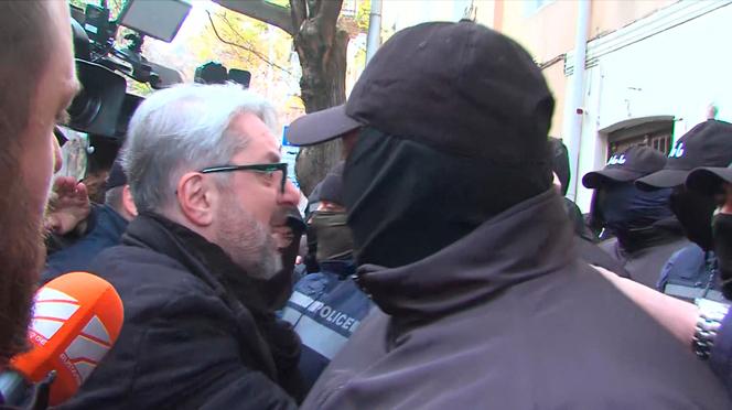 Nika Gvaramia, chef du parti Coalition pour le changement, entour&eacute; de policiers avant sa d&eacute;tention &agrave; Tbilissi, en G&eacute;orgie, le 4&nbsp;d&eacute;cembre 2024.