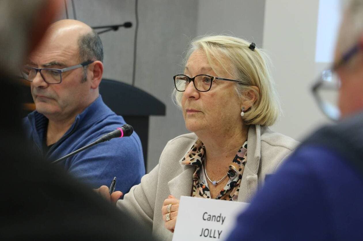 , Foule chantante &agrave; Douarnenez : la maire rapporte une altercation avec un b&eacute;n&eacute;vole