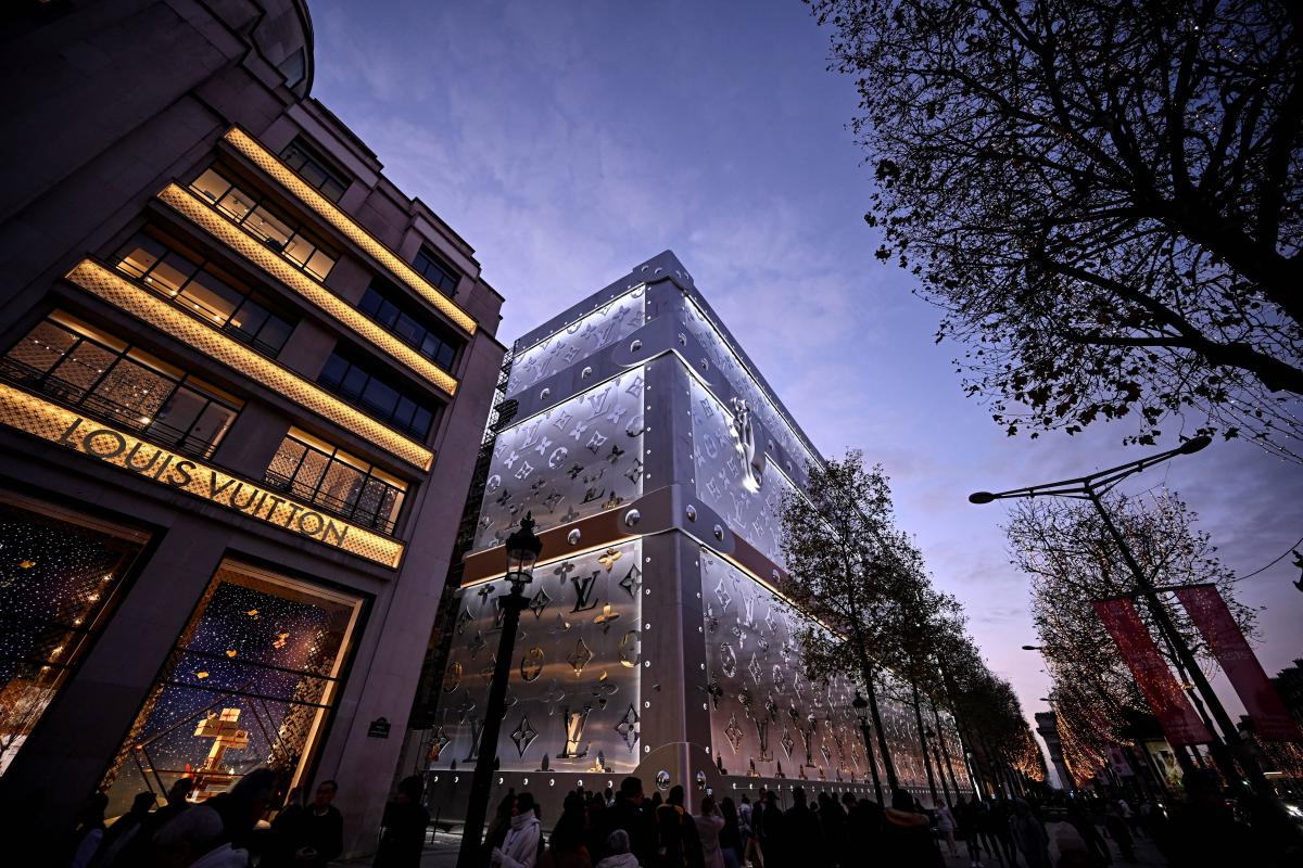 , Malle LVMH &agrave; Paris : d&eacute;non&ccedil;ant une publicit&eacute; d&eacute;guis&eacute;e, ces &eacute;lus &eacute;cologistes veulent obtenir son retrait