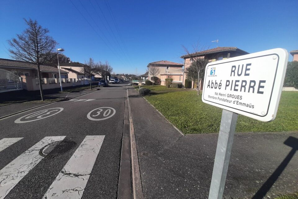Dans un premier temps, les panneaux actuels, encore en place ce lundi 16 d&eacute;cembre 2024, coexisteront avec les nouveaux panneaux Lucie Coutaz. 