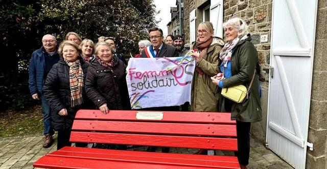 photo un banc rouge a &eacute;t&eacute; install&eacute; pr&egrave;s de la biblioth&egrave;que l&rsquo;evasion, avec l&rsquo;association femmes solidaires c&ocirc;te d'emeraude. &copy; ouest-france 