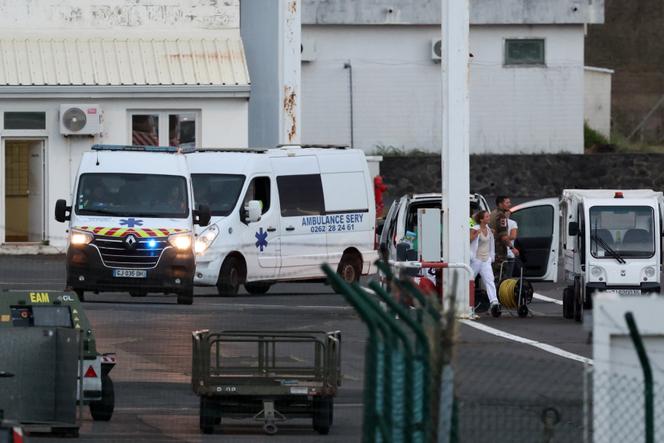 Des Mahorais &eacute;vacu&eacute;s de leur &icirc;le afin d&rsquo;&ecirc;tre soign&eacute;s en urgence sur l&rsquo;&icirc;le de La R&eacute;union, &agrave; Saint-Denis, le 16&nbsp;d&eacute;cembre&nbsp;2024.