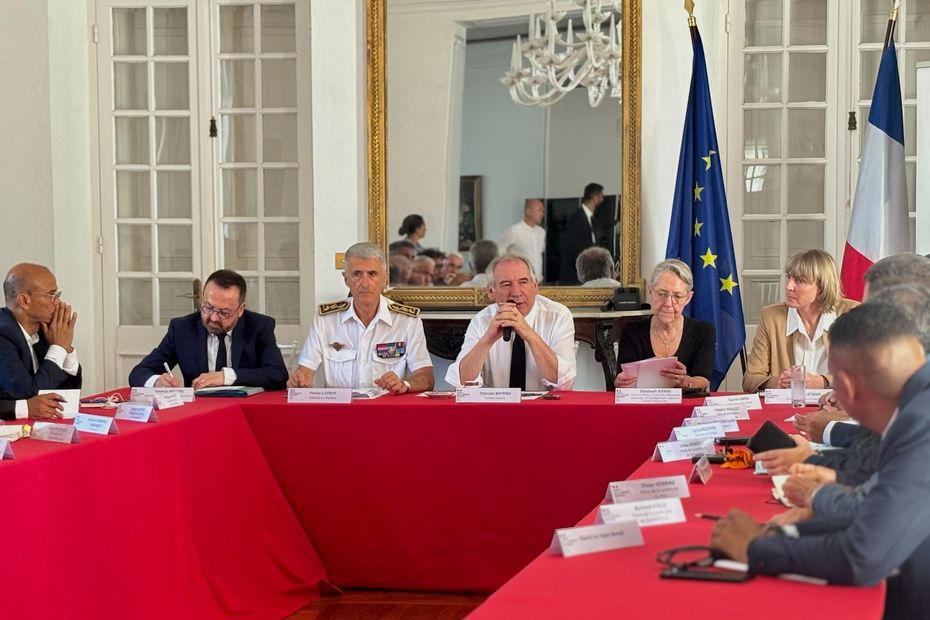 , Fran&ccedil;ois Bayrou rencontre les &eacute;lus r&eacute;unionnais, Manuel Valls attendu mercredi &agrave; La R&eacute;union