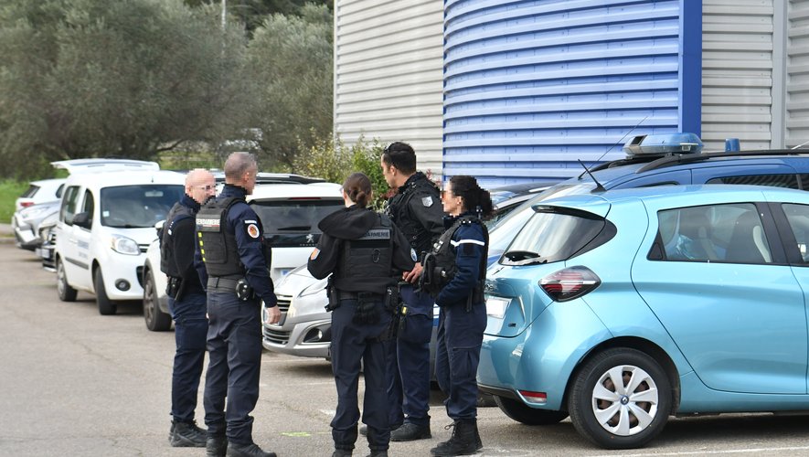 , Une joggeuse attaqu&eacute;e &agrave; la gorge au couteau dans un parc dans le Gard : l&rsquo;agresseur en fuite, le secteur boucl&eacute;