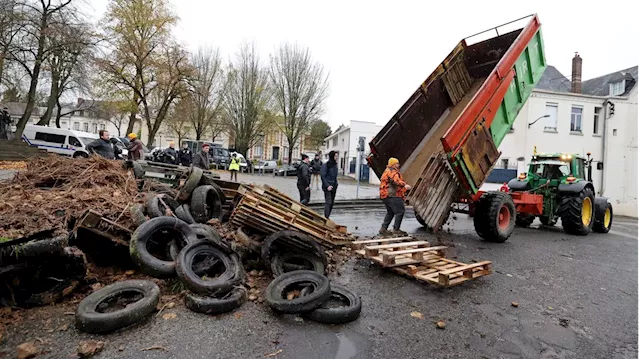 Col&egrave;re des agriculteurs : des manifestants ciblent des pr&eacute;fectures, des poids lourds et des plateformes logist